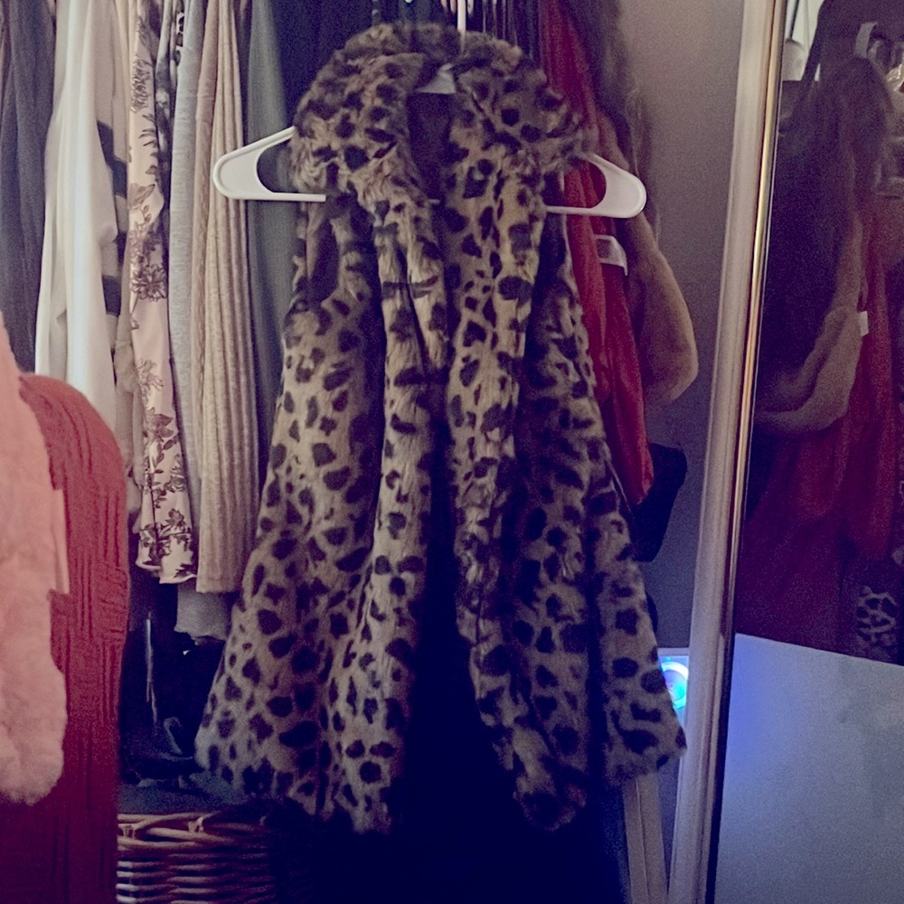 Leopard vest that is unisex tags are still on the product. Never been worn.